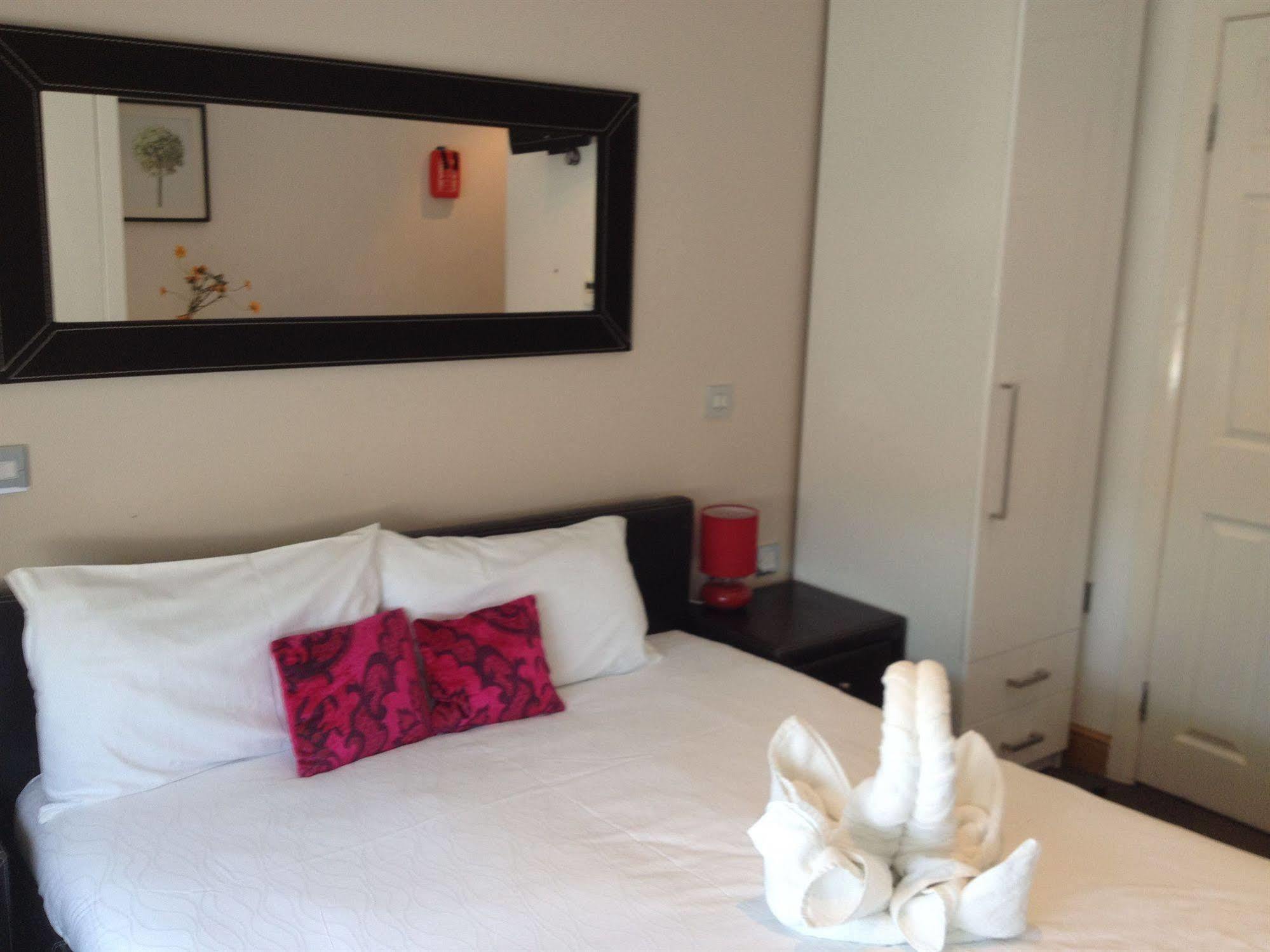 West End Lane II Aparthotel Лондон Екстериор снимка
